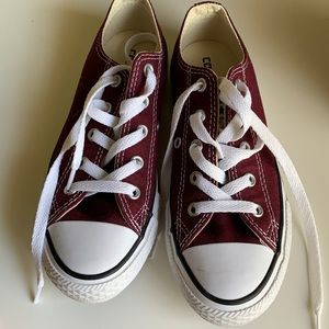 kids maroon low top converse